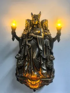 Detailansicht der Hekate-Wandlampe aus Harz mit leuchtenden Fackeln und Göttinnenskulptur