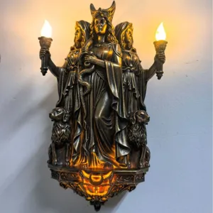 Detaillierte Hekate-Wandlampe aus Residenz mit drei Göttinnen und warmen LED-Fackeln