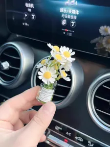 Cute daisy flower car air vent perfume bottle and aromatherapy clip for interior decoration.
