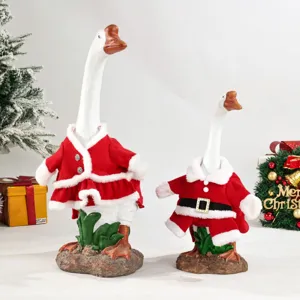 Vue détaillée de figurines d'oies de Noël vêtues de tenues rouges festives du Père Noël pour déco.