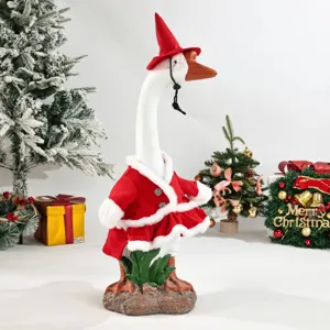Décoration d'oie de Noël avec chapeau de Père Noël et manteau rouge pour fête de maison.