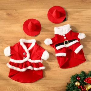 Détail du costume de oie de Noël, velours rouge et bordure en peluche blanche, tenue de fête.