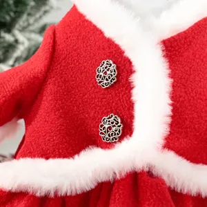 Gros plan détaillé d'un costume de Noël rouge en peluche avec bordure fausse fourrure blanche.