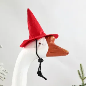 Gros plan détaillé d'une jolie oie portant un chapeau de Noël rouge avec une lanière.