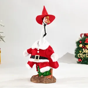 Détail de la figurine d'oie de Noël avec son costume de Père Noël festif et son chapeau.