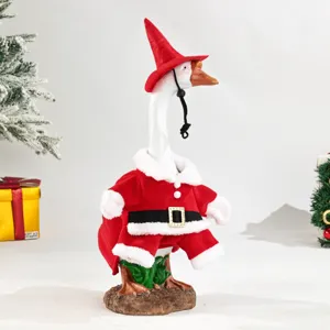 Adorable figurine d'oie de porche de Noël en costume de Père Noël pour décoration de fête.
