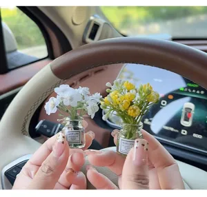 Miniatur Glas Vase Blume Auto Ornament Detail mit künstlichem Blumenstrauß Design.