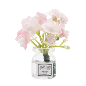 Mini Auto Luftauslass Vase Aromatherapie Flasche mit künstlichen rosa Blumen und frischem Duft.