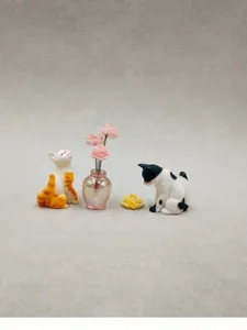 Vue détaillée d'une jolie figurine de chat avec fleurs, idéale pour tableau de bord.