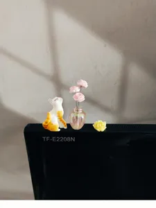 Mini figurine de chat mignon et vase de roses vue de détail pour voiture ou bureau.