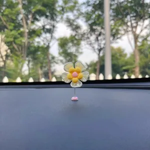 Adorable décoration de fleur oscillante pour tableau de bord de voiture, style frais.