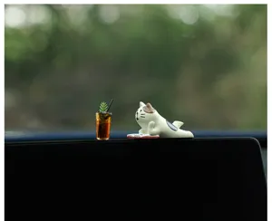 Linda figura de gato de resina leyendo un libro con bebida miniatura, decoración de salpicadero.