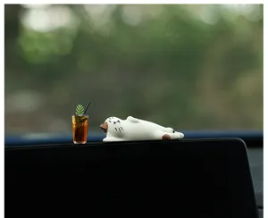 Lindo gato de cerámica para tablero de coche con bebida en miniatura, decoración interior elegante.