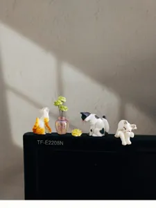 Adorable ensemble de figurines de chat miniatures avec petit vase pour tableau de bord.