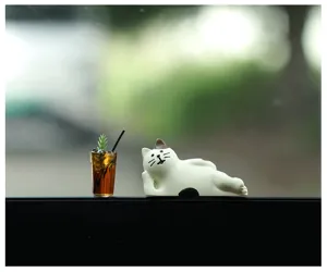 Linda estatueta de gato perezoso con mini té de limón, lindo adorno para el salpicadero del auto.
