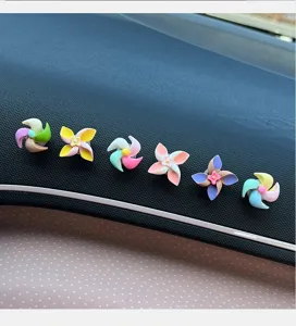 Primer plano de bonitos molinillos pastel para interior de coche, detalles del salpicadero.