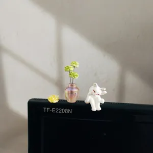 Adorable figurine de chat avec mini vase de roses pour le tableau de bord ou bureau
