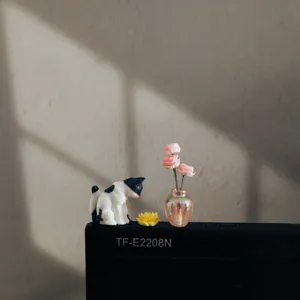 Joli chat et ornement de fleurs de rose pour tableau de bord de voiture et décoration de bureau.