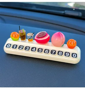 Vista detallada de tarjeta de estacionamiento temporal con fruta y pantalla de numeros.