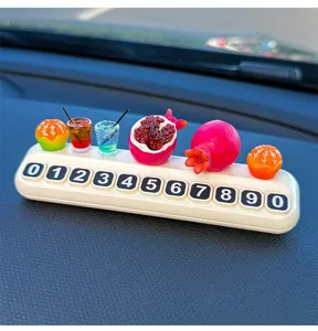 Tarjeta de estacionamiento temporal con mini frutas, placa de número de tablero creativa.
