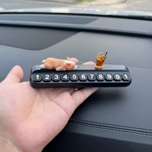 Gros plan sur le panneau de stationnement temporaire de voiture corgi endormi avec mini boisson.