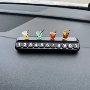 Carte de stationnement temporaire de voiture créative avec de mignons ornements de boissons.