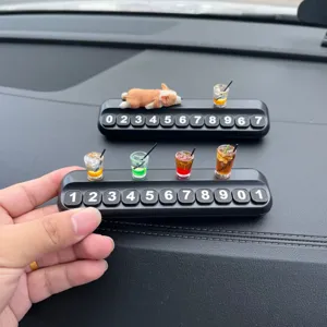 Mini corgi endormi panneau de stationnement de voiture avec de mignonnes boissons miniatures.