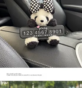 Detailansicht eines niedlichen Panda Auto Parkschildes mit schwarz-weißer Schleife.