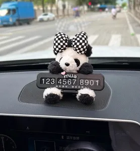 Süßes Panda Auto Parkscheibe mit Nummernanzeige und Schleife Dekoration Detail.