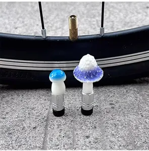 Primo piano dettagliato di tappi valvola pneumatico a fungo creativi su sfondo bici.