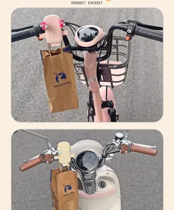 Detaillierte Ansicht der niedlichen elektrischen Fahrrad Handyhalterung mit Bär am Lenker.