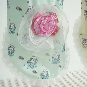Dettaglio canotta in pizzo per animali con stampa gatto e rosa strass per cani piccoli.