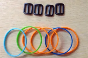 Set di parti di ricambio con 4 fibbie in plastica nera e 6 anelli in silicone colorati per am