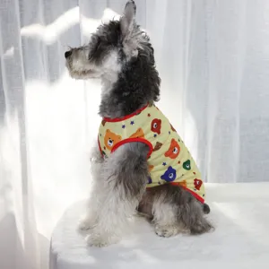 Gros plan sur le gilet pour animal avec motif d'ours coloré et tissu d'été léger.