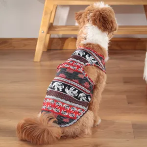 Vista dettagliata di un cucciolo carino con vestito estivo per cani con stampa etnica di elefanti.