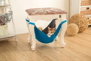 Comoda amaca sospesa per gatti con design reversibile blu e grigio per il massimo relax.