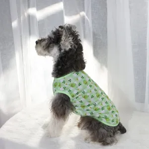 Vue detaillee du gilet pour animal en carreaux verts avec joli motif de fruits mignons.