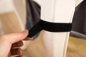Dettagli del cinturino in velcro nero utilizzato per fissare l'amaca per gatti.