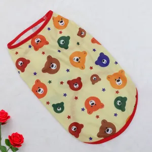Détail du gilet pour animal de compagnie avec imprimé d'ours, vêtements d'été respirants.