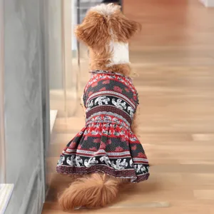 Primo piano dettagliato del simpatico cane domestico con abito estivo con motivo di elefante.