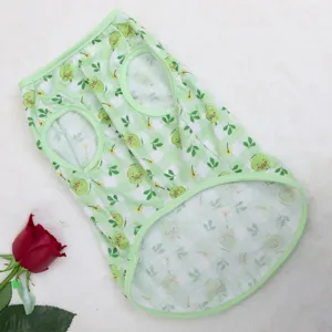 Gros plan détail du gilet pour animal de compagnie à carreaux verts et motifs de fruits mignons.