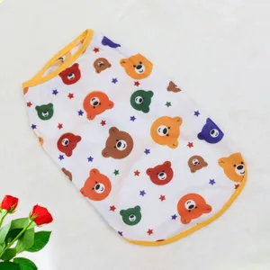 Détail d'un gilet mignon pour animal avec imprimé d'ours, léger et respirant pour l'été.
