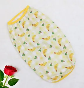 Detail du gilet pour animal avec tissu a carreaux jaunes et motif de bananes.