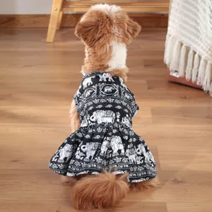 Vista dettagliata dell'abito estivo leggero per animali, gonna con elefanti bianco e nero.