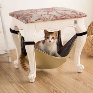 Amaca da sedia per gatti sospesa con cinghie in velcro per un comodo riposo dell'animale.