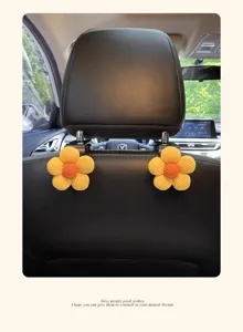 Auto stoelhaak met gele bloem in detail, perfect voor interieur organisatie en decoratie.