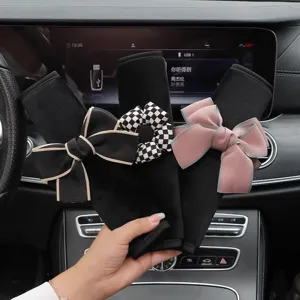 Schattige auto veiligheidsgordel kussenset met strikken en bloemen voor comfortabel rijden.