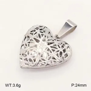 Vue rapprochée du pendentif médaillon cœur en acier inoxydable au motif ajouré délicat.