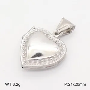 Gros plan détaillé du pendentif médaillon cœur en acier inoxydable avec finition brillante.