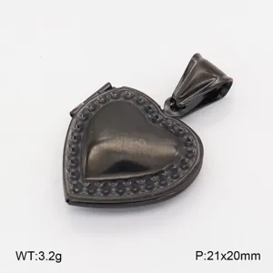 Détail de pendentif médaignon cœur en acier inoxydable, design ouvrable et finition sombre.